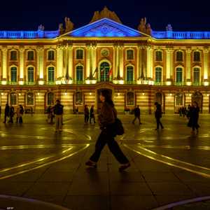 بلاس دو كابيتول في تولوز يحمل ألوان علم أوكرانيا
