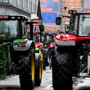 احتجاجات الجرارات الزراعية تغلق الطرق الأوروبية
