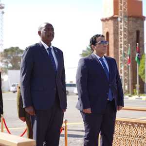 المنفى يستقبل البرهان في مطار معيتيقة