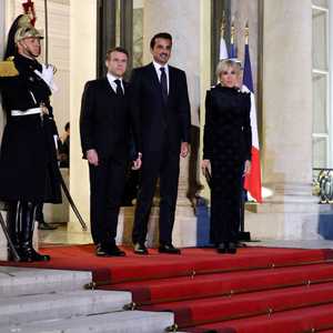 أمير قطر أثناء زيارته لفرنسا