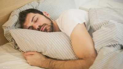 هذا ما يفعله النوم على البطن بصحتك