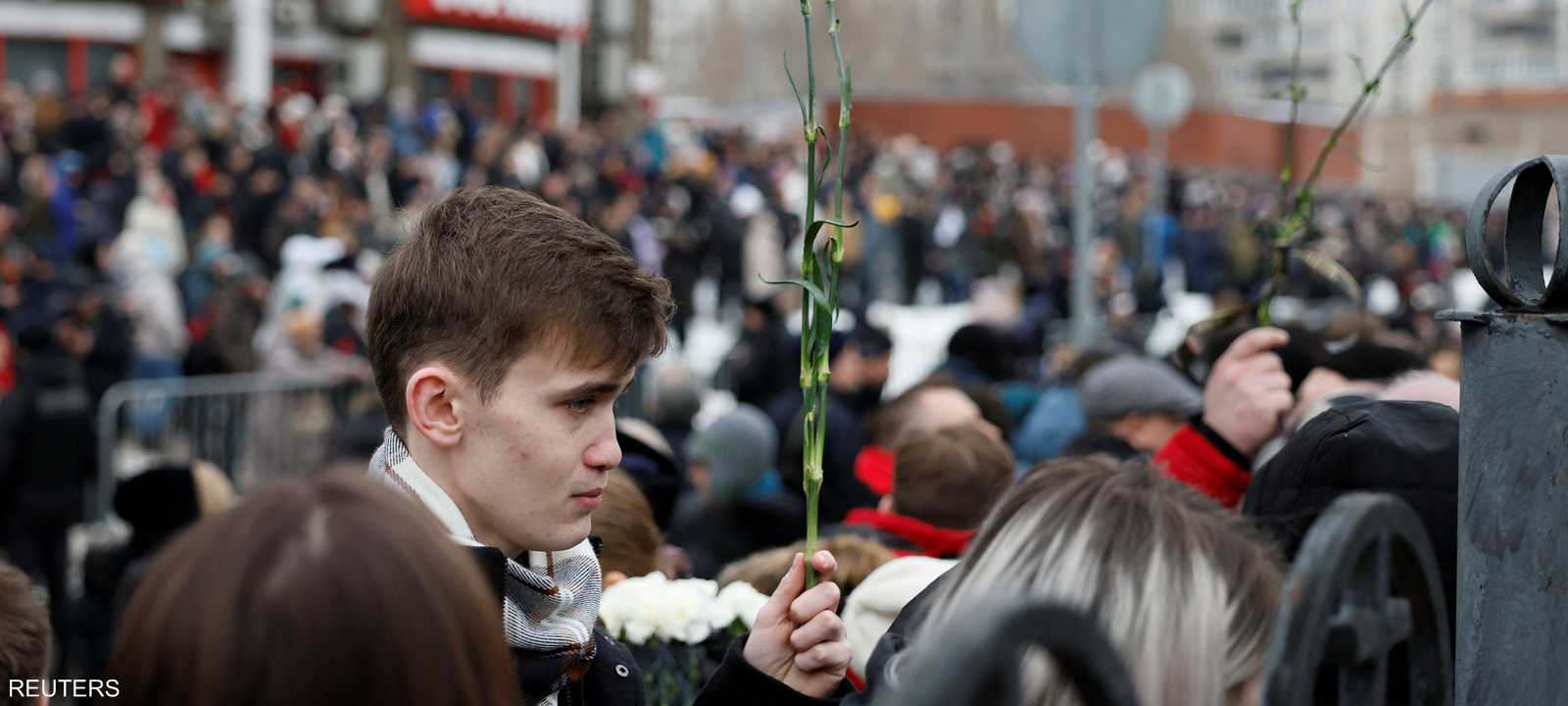 رمى المحتشدون الورد على جثمان نافالني