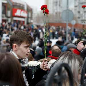 رمى المحتشدون الورد على جثمان نافالني
