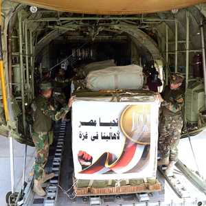 خلال عملية تحميل المساعدات إلى طائرة نقل عسكرية مصرية