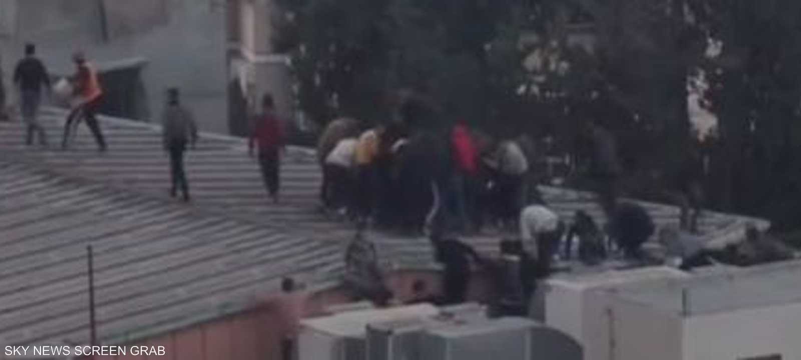 فلسطينيون يتزاحمون على مساعدات ضلت طريقها إلى سطح منزل