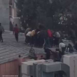 فلسطينيون يتزاحمون على مساعدات ضلت طريقها إلى سطح منزل