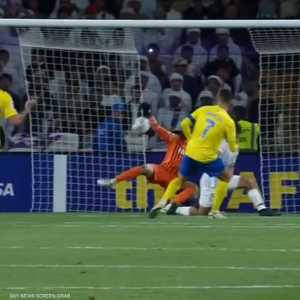 لحظة تصدي خالد عيسى لضربة رونالدو