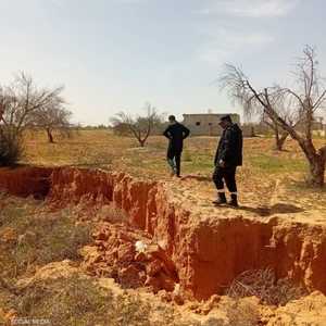 تشققات وتصدعات في الأرض ظهرت جنوبي طرابلس