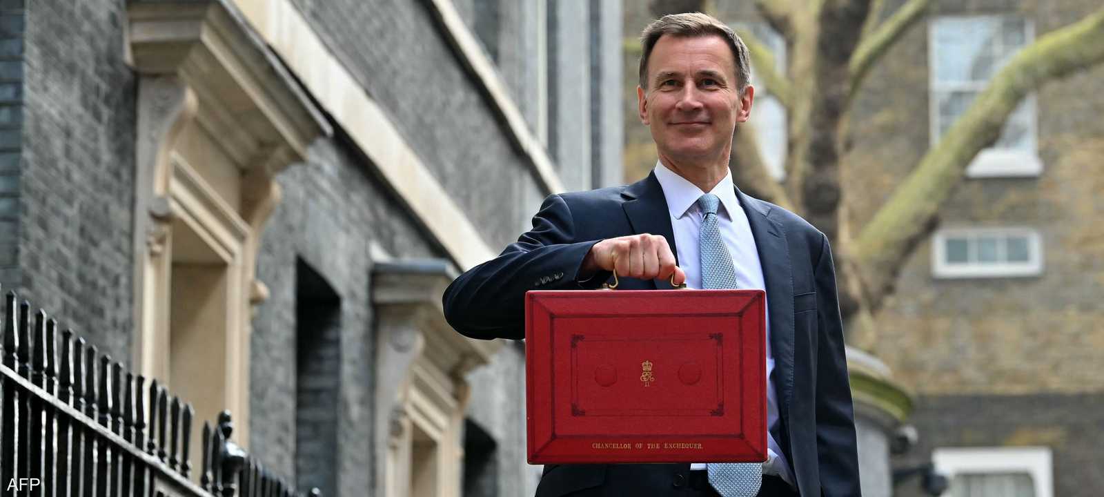 وزير الخزانة البريطاني يحمل حقيبة الميزانية الحمراء الشهيرة