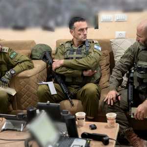 رئيس أركان الجيش الإسرائيلي هرتسي هاليفي (وسط)