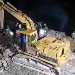 عملية رفع الأنقاض في المنزل المستهدف مستمرة