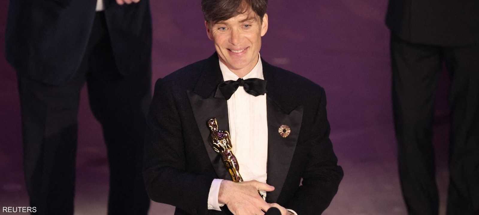 كيليان مورفي ممسكا بجائزة الأوسكار