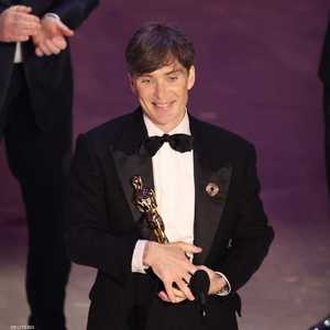 كيليان مورفي ممسكا بجائزة الأوسكار