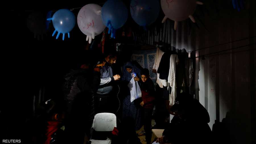 نازحون فلسطينيون يعدون خيامهم لشهر رمضان