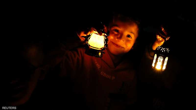 طفل غزاوي يحتفل بفوانيس رمضان