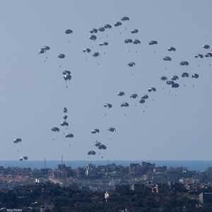 مساعدات تسقط على غزة في محاولة لإنقاذ السكان من الموت جوعا