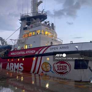 سفينة تحمل مساعدات لغزة تستعد للتحرك من ميناء لارنكا القبرصي