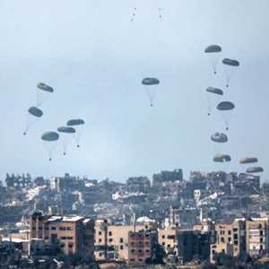 أرشيفية لمساعدات أسقطت جوا على غزة