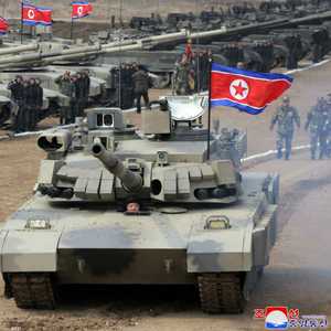 كيم يقود دبابة بنفسه