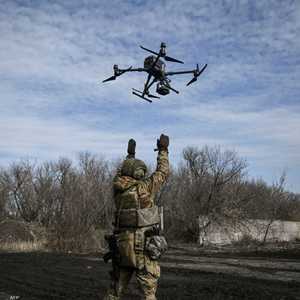 جندي أوكراني يطلق مسيرة مزودة بقنبلة