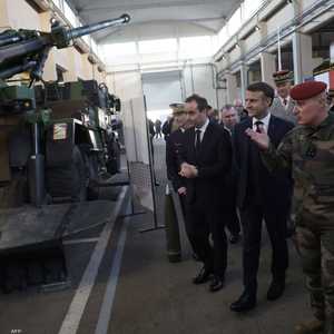 الرئيس الفرنسي أثناء جولة في قاعدة عسكرية شمال غربي البلاد