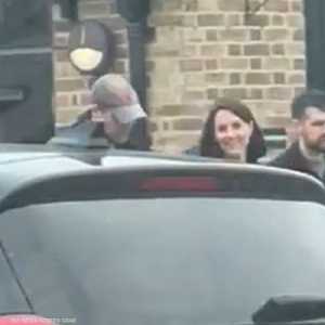 ظهرت الأميرة كيت مبتسمة رفقة الأمير وليام