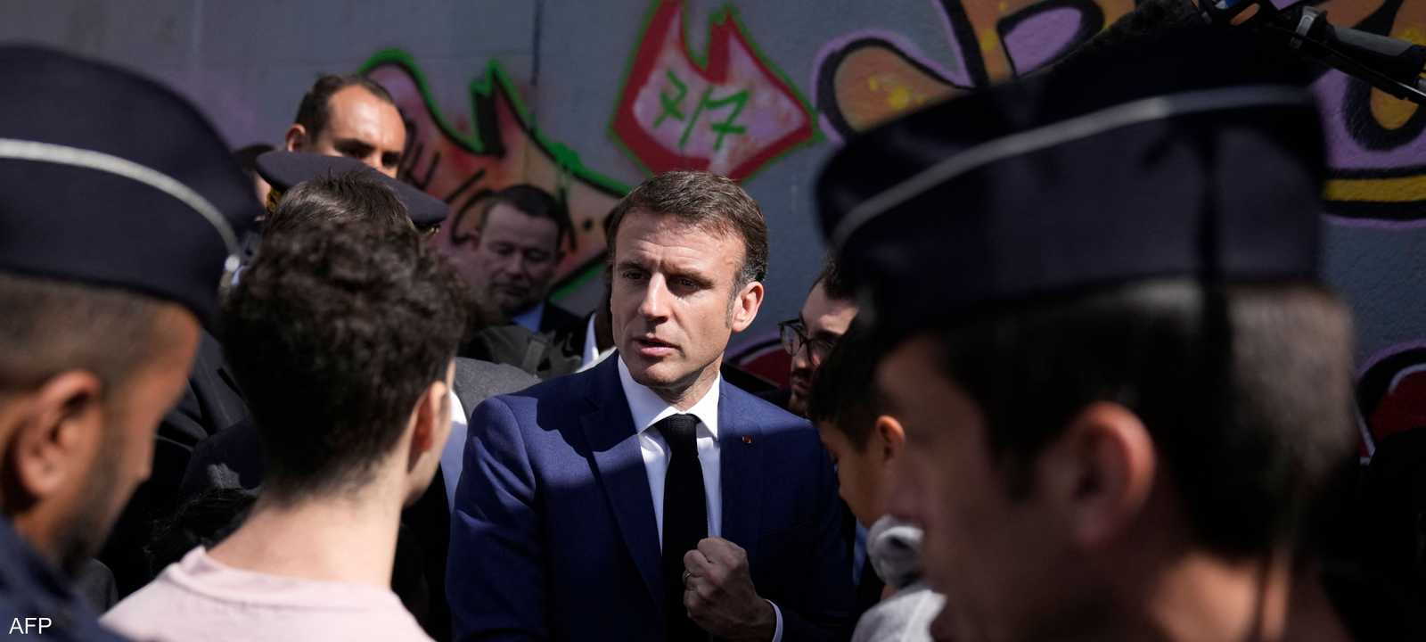 جانب من جولة ماكرون في حيّ كاستيلان