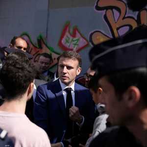 جانب من جولة ماكرون في حيّ كاستيلان