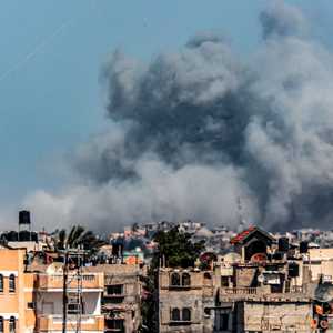 أعمدة الدخان تتصاعد بعد القصف الإسرائيلي على رفح