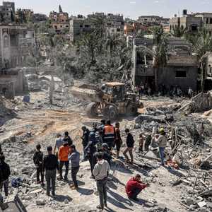 فلسطينيون يحاولون إخراج ضحايا من تحت ركام منزل في مخيم رفح