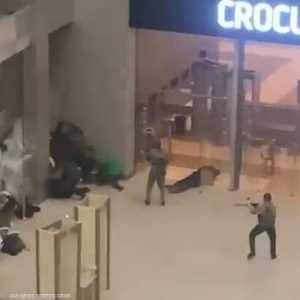 مسلحون يطلقون النار داخل مبنى المسرح