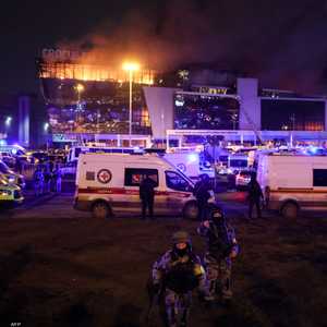 ضباط إنفاذ روس ينتشرون خارج قاعة الحفلات الموسيقية