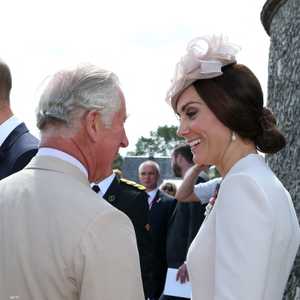 يعامل الملك الأميرة كيت كابنته