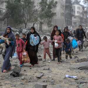 عائلات تفر من منازلها جراء القصف الإسرائيلي