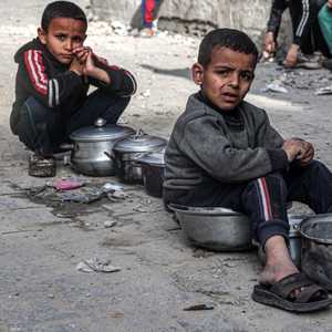 أطفال في غزة يصطفون للحصول على وجبات طعام من منظمات "خيرية"