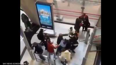 شجار كبير في مطار باريس.. فيديو يرصد غضب الأكراد
