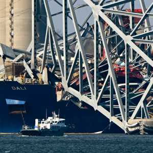 السفينة لحظة تحطيمها الجسر