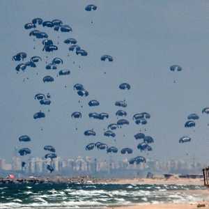 طائرات تسقط مساعدات في غزة