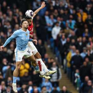 صراع على الكرة بين جاك غريليش ووليام صليبا