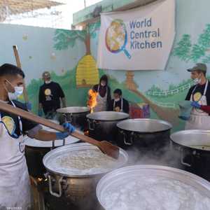 المنظمة توزع الطعام على الفلسطينيين النازحين بغزة