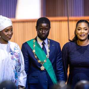 باسيرو ديوماي فاي بين زوجتيه