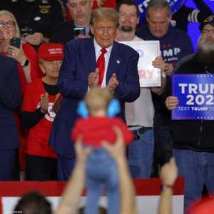 ترامب خلال خطاب له في جرين باي بولاية ويسكونسن