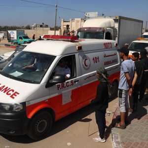 سيارة تنقل حثث عمال الإغاثة