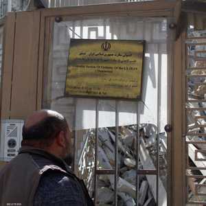 رجل يقف أمام ركام مقر القنصلية الإيرانية في دمشق بعد قصفها