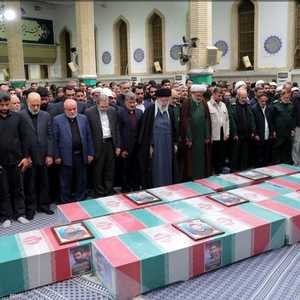 المرشد الإيراني يقيم الصلاة على قتلى هجوم القنصلية الإيرانية