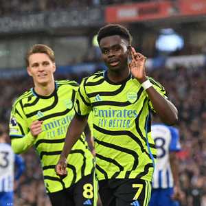 بوكايو ساكا مسجلا هدف اللقاء الأول