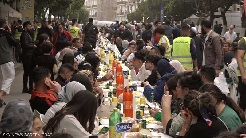 العاصمة الجزائرية تنظم أكبر مائدة إفطار رمضانية