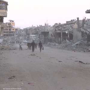 سكان خان يونس يتفقدون بيوتهم المدمرة بعد انسحاب جيش إسرائيل