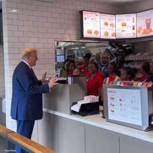 ترامب خلال زيارته مطعم Chick-fil-A