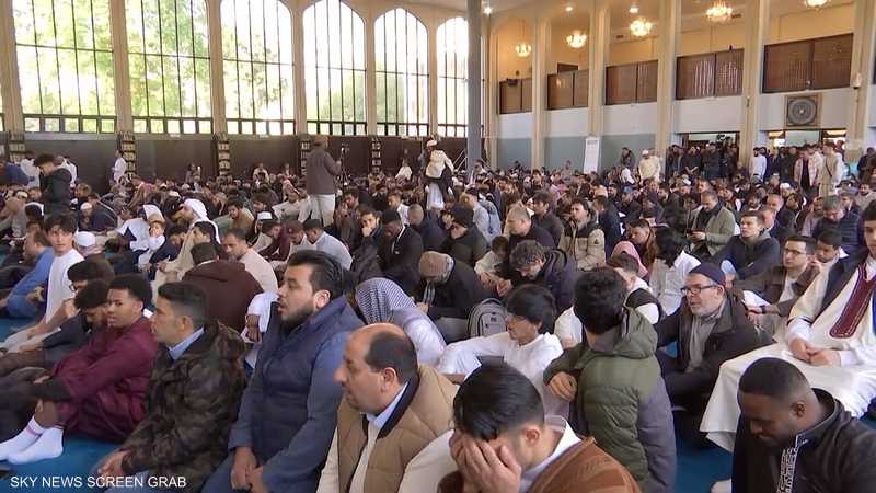 عشرات الآلاف من المسلمين يؤدون صلاة العيد في مساجد بريطانيا